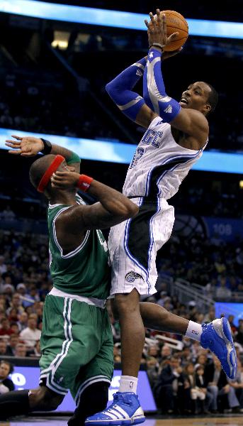 Orlando Magic center Dwight Howard (R) shoots over Boston Celtics center Jermaine O'Neal during the second half of NBA basketball action in Orlando, Florida December 25, 2010. The Magic beat the Celtics 86-78. (Xinhua/Reuters Photo)