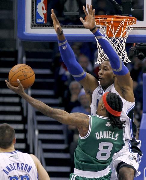 Orlando Magic center Dwight Howard (R) blocks a shot by Boston Celtics guard Marquis Daniels (L) during the second half of NBA basketball action in Orlando, Florida December 25, 2010. (Xinhua/Reuters Photo)