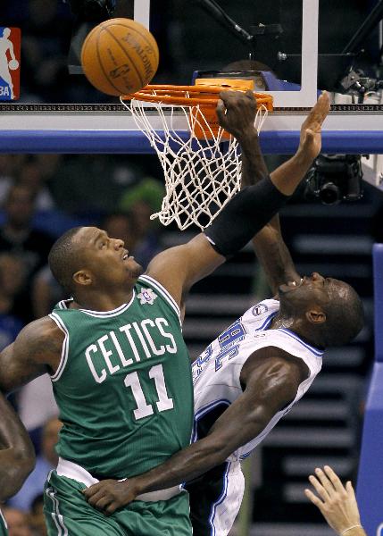 Orlando Magic guard Jason Richardson is met by Boston Celtics forward Glen Davis (L) at the rim during first half NBA basketball action in Orlando, Florida December 25, 2010. (Xinhua/Reuters Photo)