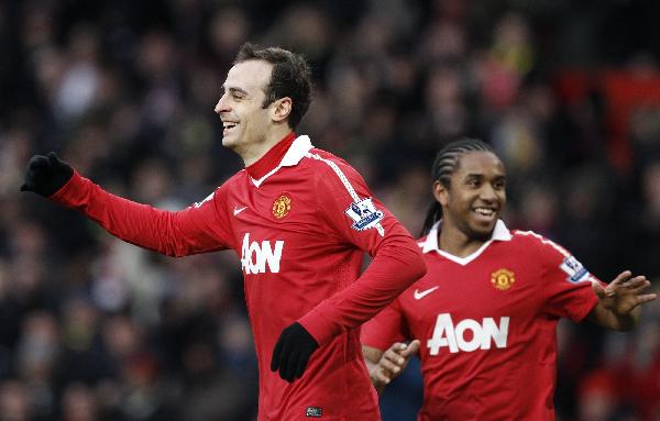 Manchester United's Dimitar Berbatov (L) celebrates his goal against Sunderland during their English Premier League soccer match at Old Trafford in Manchester, northern England, December 26, 2010. (Xinhua/Reuters Photo)