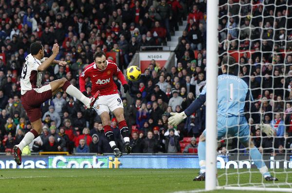 Manchester United's Dimitar Berbatov (C) heads past Sunderland's Craig Gordon (R) to score during their English Premier League soccer match at Old Trafford in Manchester, northern England December 26, 2010. (Xinhua/Reuters Photo)