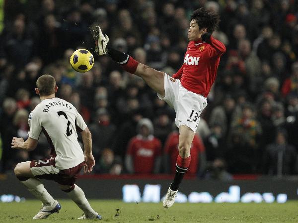 Manchester United's Park Ji-Sung (R) controls the ball as Sunderland's Phil Bardsley watches during their English Premier League soccer match at Old Trafford in Manchester, northern England December 26, 2010. (Xinhua/Reuters Photo)