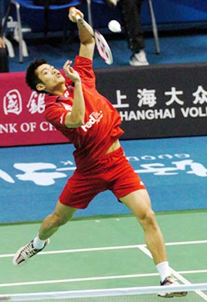 China's Lin Dan returns the shuttlecock against his compatriot Liu Yuchen during the men's singles round of 16 at the 2007 International Badminton Invitational Tournament in Beijing, capital of China, Oct. 11, 2007. Lin Dan won the match 2-0. 