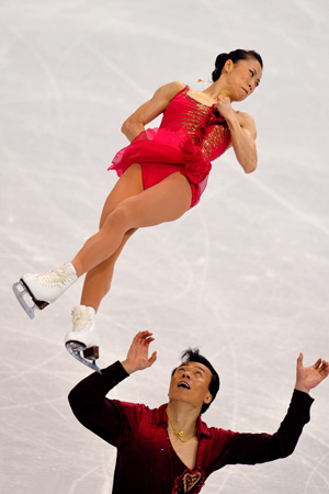 China's Shen Xue (top)/Zhao Hongbo compete for the pairs free skating of Figure Skating at the 2010 Winter Olympic Games in Pacific Coliseum stadium, Canada, Feb. 15, 2010. Shen Xue/Zhao Hongbo won the gold medal of the event with a total of 216.57 points. (Xinhua/Chen Xiaowei)