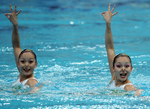Jiang Wenwen and Jiang Tingting of China compete during the duet free routine preliminary at the Beijing 2008 Olympic Games synchronized swimming event in Beijing, China, Aug. 19, 2008. Jiang Wenwen and Jiang Tingting ranked the fourth in preliminary and advanced to the final. (Photo:english.peopledaily.com.cn)