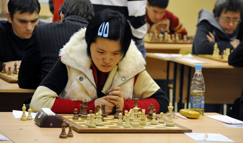 Hou Yifan (front), a 16-year-old Chinese girl participates in the tournament. [Xinhua Photo]