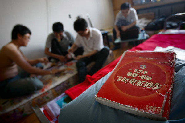 Seven college graduates rent a room in Changchun City. Some of them can't resist the tempt of playing poker when preparing for the entrance exams for postgraduate schools.