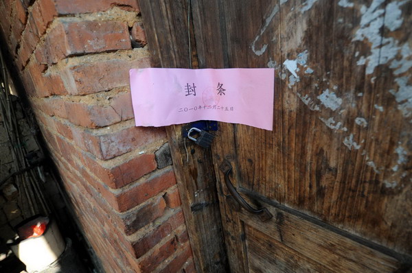 A house is sealed closed in Huichang county of Ganzhou city, Jiangxi Province, Dec 26. Land near a salt mine in Ganzhou subsided on Dec 23 forcing the evacuation of 823 villagers. The local government is monitoring the incident. [Photo/Xinhua]