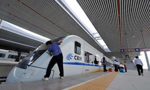 A bullet train arrives at Sanya Station after a pilot run on the Donghuan Railway, Dec 26, 2010. [Photo/Xinhua]