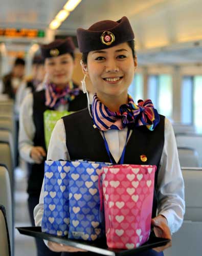 Crew members on the train prepare gifts for the passengers, Dec 26, 2010. [Photo/Xinhua]