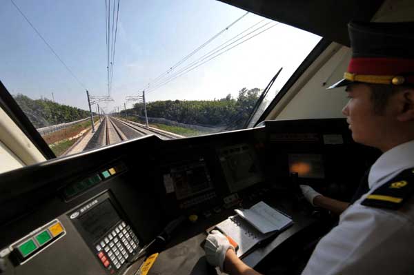 A bullet train heads for Sanya on the Donghuan Railway linking Haikou, capital of South China&apos;s island province Hainan and Sanya city, Dec 26, 2010. [Photo/Xinhua] 