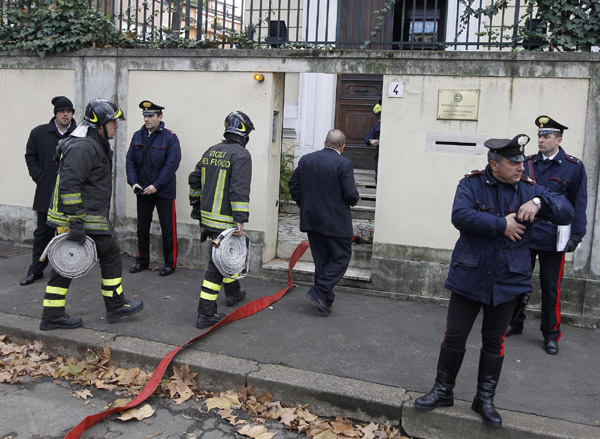 Fire-fighters carrying hoses enter the Greek embassy in Rome, December 27, 2010, as Carabinieri officers stand outside. Bomb disposal experts disarmed on Monday a device sent to the Greek embassy in Rome, days after parcel bomb attacks claimed by an Italian anarchist group wounded two people at the Swiss and Chilean missions. [China Daily/Agencies] 