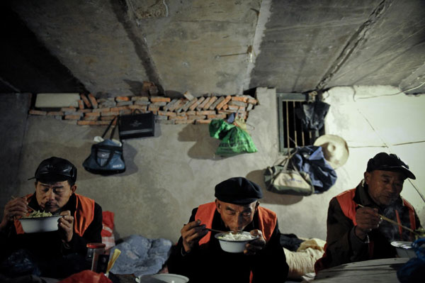 Workers have lunch in their dwelling under the overpass, in Hefei, Dec 24, 2010. [Photo/Xinhua]