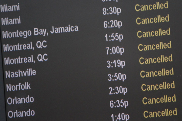 A board lists cancelled flights at JFK International Airport in New York, Dec 27, 2010. [China Daily/Agencies] 