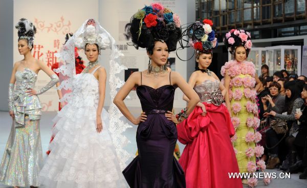 Models present fashion creations of Goji Lin at the New Fashion Pavilion of Taipei Flora Expo in Taipei, southeast China&apos;s Taiwan, Dec. 27, 2010. A fashion show of designer Goji Lin was staged in Taipei on Monday. [Xinhua]