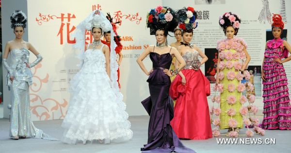 Models present fashion creations of Goji Lin at the New Fashion Pavilion of Taipei Flora Expo in Taipei, southeast China&apos;s Taiwan, Dec. 27, 2010. A fashion show of designer Goji Lin was staged in Taipei on Monday. [Xinhua]