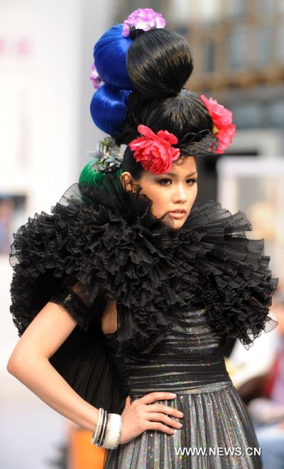 A model presents fashion creations of Goji Lin at the New Fashion Pavilion of Taipei Flora Expo in Taipei, southeast China&apos;s Taiwan, Dec. 27, 2010. A fashion show of designer Goji Lin was staged in Taipei on Monday. [Xinhua]