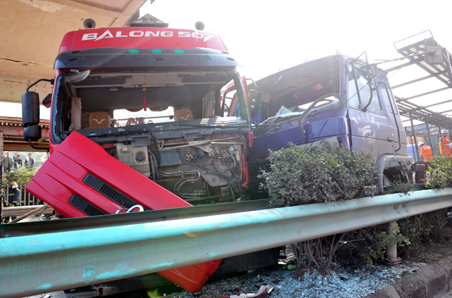 Photo taken on Dec. 27, 2010 shows a crashed truck after heavy fog caused an accident on the express way connecting Guiyang and Zunyi in southwest China&apos;s Guizhou Province. A chain of rear-end collisions began after a heavy truck crashed into a petrol station at about 8 a.m. on Monday. At least 7 people were killed and 15 were injured in the accident. [Xinhua]