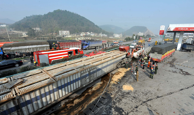 Photo taken on Dec. 27, 2010 shows a crashed truck after heavy fog caused an accident on the express way connecting Guiyang and Zunyi in southwest China&apos;s Guizhou Province. A chain of rear-end collisions began after a heavy truck crashed into a petrol station at about 8 a.m. on Monday. At least 7 people were killed and 15 were injured in the accident. [Xinhua]