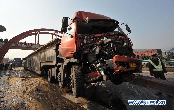 Rescuers work at the accident locale after heavy fog caused an car accident on the express way connecting Guiyang and Zunyi in southwest China&apos;s Guizhou Province, Dec. 27, 2010. A chain of rear-end collisions began after a heavy truck crashed into a petrol station at about 8 a.m. on Monday. At least 7 people were killed and 15 were injured in the accident. [Xinhua]