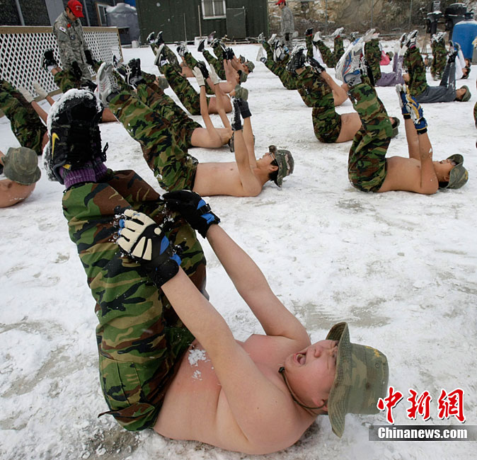 Elementary and middle school students take part in a winter military camp, conducted for school students by retired Korean marines corps, at the Cheongryong Self-Denial Training Camp in Ansan, about 40 km (25 miles) southwest of Seoul, Dec 27, 2010. About 50 students took part in the camp to strengthen their mental and physical endurance. [chinanews.com]