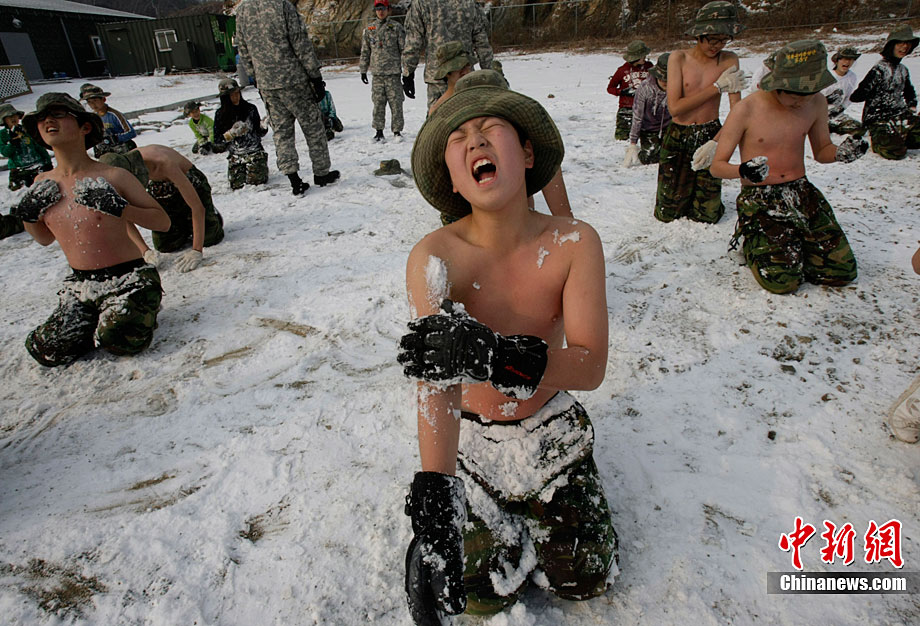 Elementary and middle school students take part in a winter military camp, conducted for school students by retired Korean marines corps, at the Cheongryong Self-Denial Training Camp in Ansan, about 40 km (25 miles) southwest of Seoul, Dec 27, 2010. About 50 students took part in the camp to strengthen their mental and physical endurance. [chinanews.com]