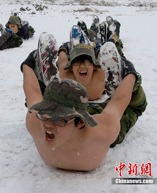 Elementary and middle school students take part in a winter military camp, conducted for school students by retired Korean marines corps, at the Cheongryong Self-Denial Training Camp in Ansan, about 40 km (25 miles) southwest of Seoul, Dec 27, 2010. About 50 students took part in the camp to strengthen their mental and physical endurance. [chinanews.com]