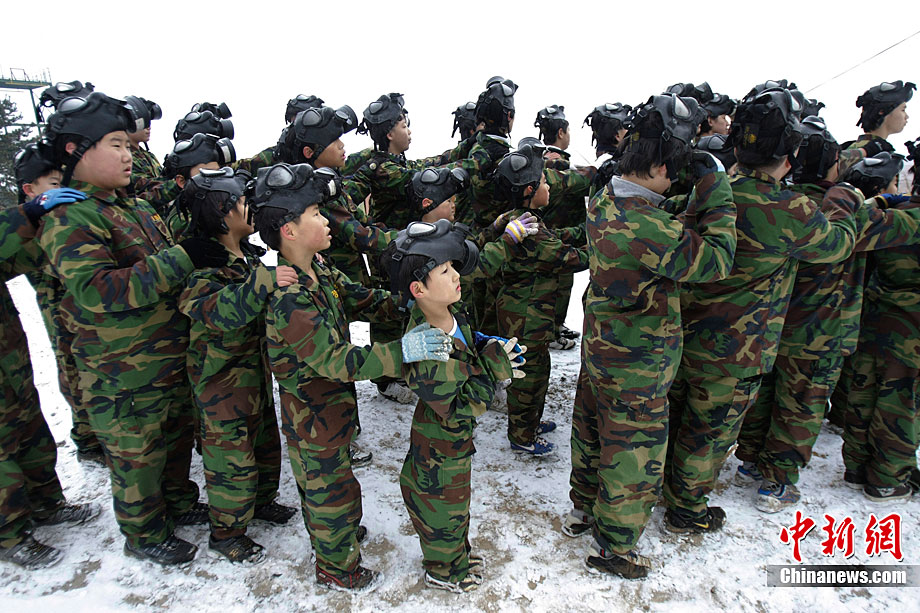 Elementary and middle school students take part in a winter military camp, conducted for school students by retired Korean marines corps, at the Cheongryong Self-Denial Training Camp in Ansan, about 40 km (25 miles) southwest of Seoul, Dec 27, 2010. About 50 students took part in the camp to strengthen their mental and physical endurance. [chinanews.com]