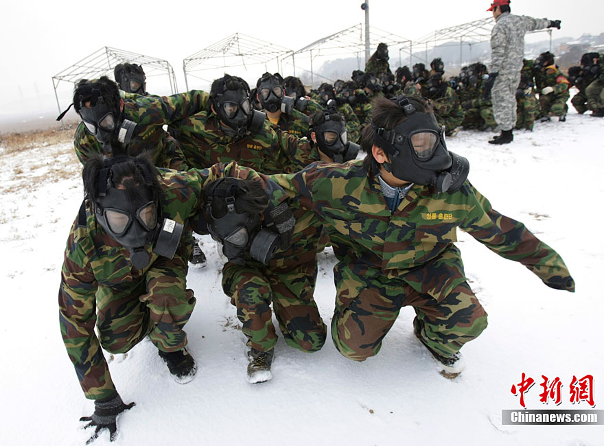 Elementary and middle school students take part in a winter military camp, conducted for school students by retired Korean marines corps, at the Cheongryong Self-Denial Training Camp in Ansan, about 40 km (25 miles) southwest of Seoul, Dec 27, 2010. About 50 students took part in the camp to strengthen their mental and physical endurance. [chinanews.com]