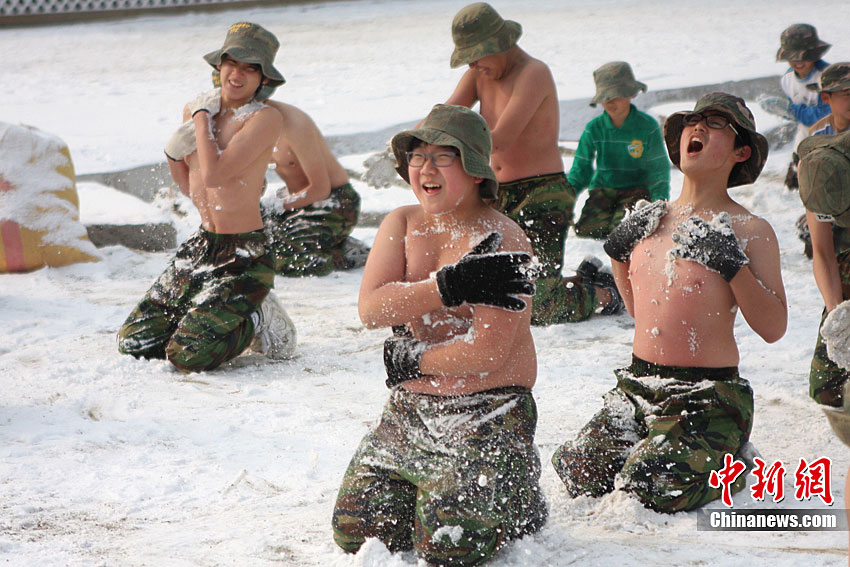 Elementary and middle school students take part in a winter military camp, conducted for school students by retired Korean marines corps, at the Cheongryong Self-Denial Training Camp in Ansan, about 40 km (25 miles) southwest of Seoul, Dec 27, 2010. About 50 students took part in the camp to strengthen their mental and physical endurance. [chinanews.com]