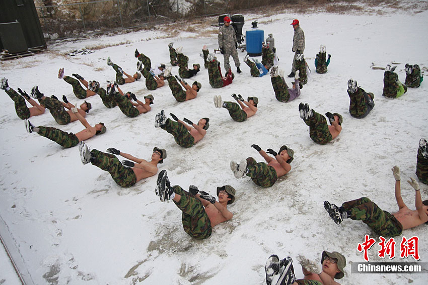 Elementary and middle school students take part in a winter military camp, conducted for school students by retired Korean marines corps, at the Cheongryong Self-Denial Training Camp in Ansan, about 40 km (25 miles) southwest of Seoul, Dec 27, 2010. About 50 students took part in the camp to strengthen their mental and physical endurance. [chinanews.com]