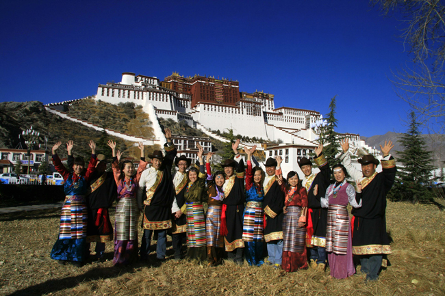 Newlyweds pose for their wedding photos at a scenery spot in Nyingchi, southwest China&apos;s Tibet Autonomous Region, Dec. 24, 2010. A total of ten pairs of newly married couples who were selected from thousands of candidates nation wide took part in a group wedding in Tibet recently. [Xinhua]