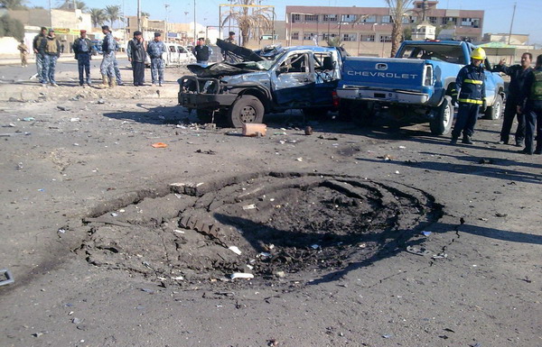 The crater created by a bomb attack is seen in Ramadi, 100 km (60 miles) west of Baghdad, Dec 27, 2010. [China Daily/Agencies]