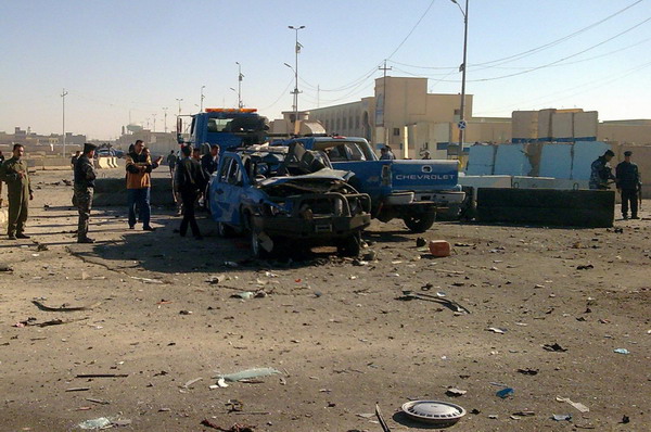 The site of bomb attacks is seen in Ramadi, 100 km (60 miles) west of Baghdad, Dec 27, 2010. [China Daily/Agencies]