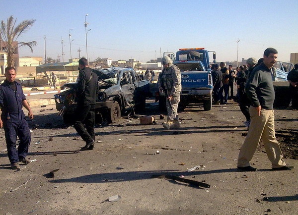 A US soldier (front, 2nd R) and Iraqi security personnel inspect the site of bomb attacks in Ramadi, 100 km (60 miles) west of Baghdad, Dec 27, 2010. [China Daily/Agencies]