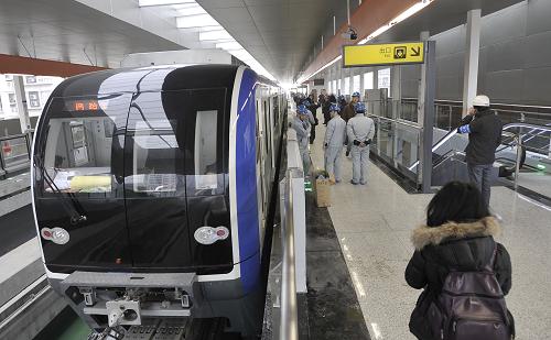 A trial train of Chongqing Subway Line No.3 runs on elevated rail in southwest China&apos;s Chongqing Municipality, Dec. 28, 2010. The subway line, with the highest speed of 75km per hour, started its trial run on Tuesday. It will be formally put into operation in June of next year. [Xinhua]