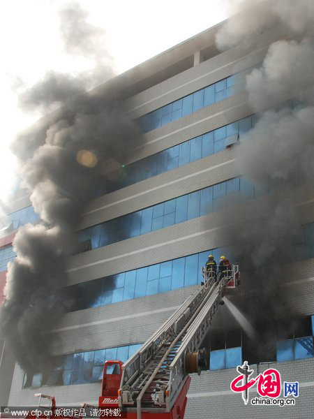 Firefighters work at the fire site on December 28, 2010 in Yiwu, southeast China&apos;s Zhejiang Province. The warehouse of the Langsha Group catches fire on Tuesday. The cause of the fire is under investigation and no reports of injuries. [CFP]