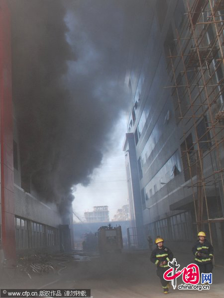 Firefighters work at the fire site on December 28, 2010 in Yiwu, southeast China&apos;s Zhejiang Province. The warehouse of the Langsha Group catches fire on Tuesday. The cause of the fire is under investigation and no reports of injuries. [CFP]