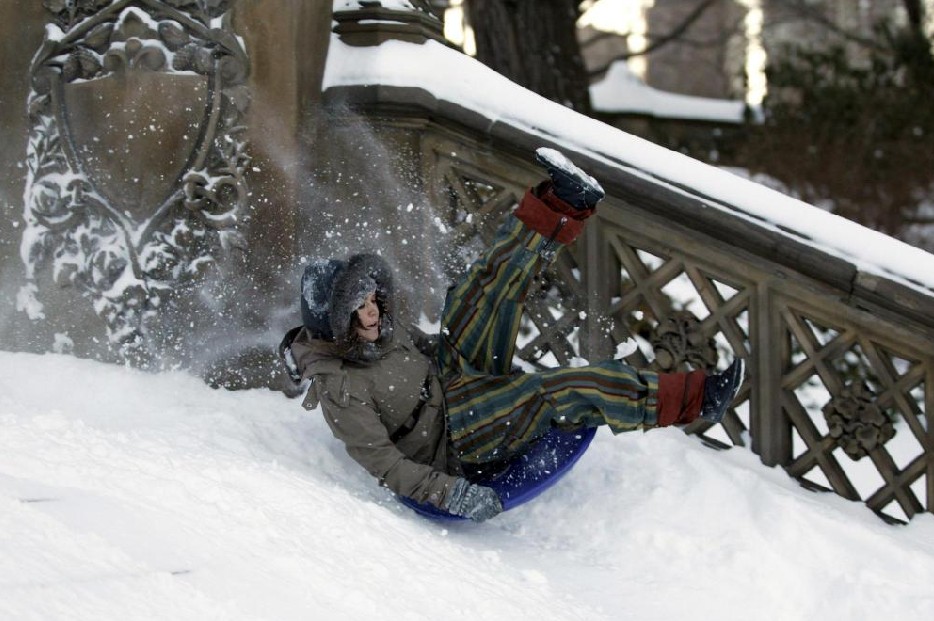 A woman sleds down a flight of snow covered stairs in New York&apos;s Central Park, Dec 27, 2010. [China Daily/Agencies] 