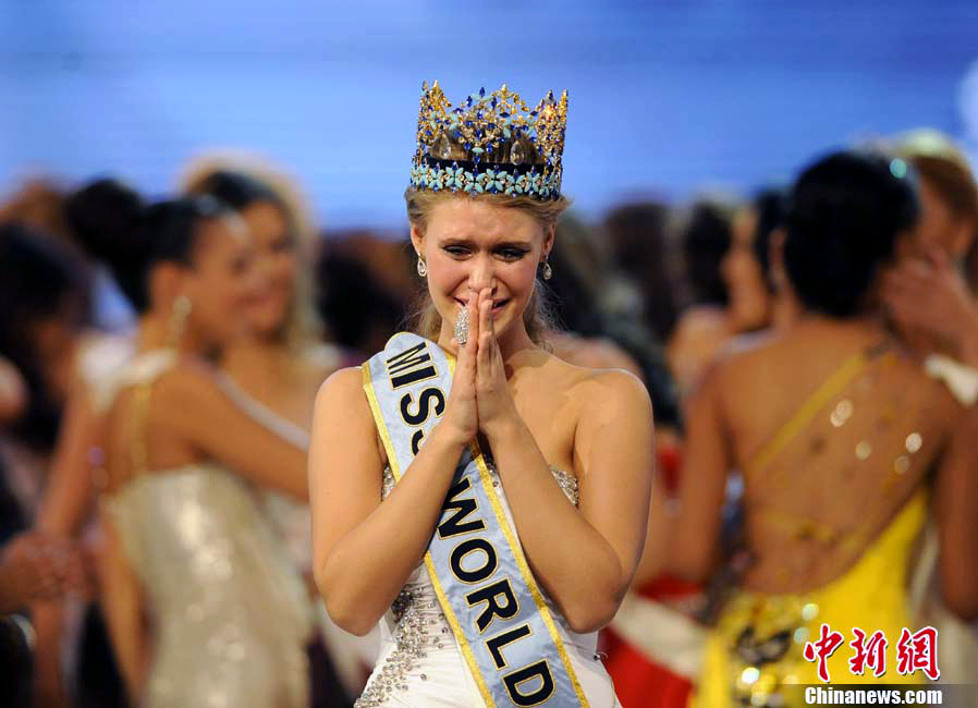 Miss World of 2010 Alexandria Mills from the United States cries out after winning the title during the final round of the 60th Miss World Beauty Pageant in Sanya, south China&apos;s Hainan Province, Oct. 30, 2010. [Chinanews.com]