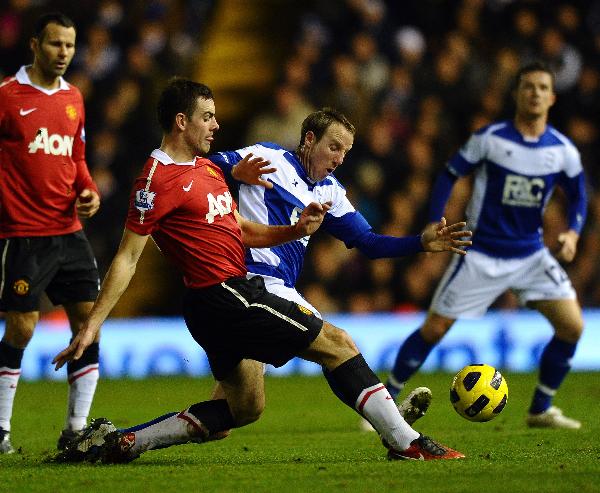 Birmingham City's Lee Bowyer, right, competes for the ball with Manchester United's Darron Gibson during their English Premier League soccer match at St' Andrews stadium, Birmingham, England, Tuesday, Dec. 28, 2010. (Xinhua/AFP Photo) 