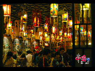 Photo show the night scenery of Nanhou street, a street well known for its ancient architecture in Fuzhou City, China's Fujian Province. The street is lined with some shops with ethnic flavor. These shops do business by selling specialties and ethnic goods like Taiwan food, minority trappings. [Photo by Zhou Yunjie]