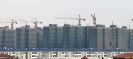 A new residential development project is under construction in Pudong New Area in Shanghai. The average price of new homes in the city shot to a seven-month high of more than 24,000 yuan (US$3,626) per square meter last week even as the government reiterated that it will still continue to tame prices. [Shanghai Daily]