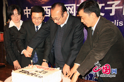 The editorial team of China Tibet Online cut a cake to celebrate the launch of the website's new English version: (from left to right) vice director Liu Yanling, vice president Yang Dezhi, editor-in-chief, and Zhang Xiaoping, deputy editor-in-chief Wei Wu.
