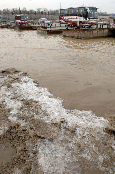 A photo taken on Dec 29, 2010 shows floating ice on Yellow River in Jinan, capital of East China&apos;s Shandong province. Recent strong cold air made Yellow River freeze up quickly in Shandong as the flow decreased in lower Yellow River. Preventive work has been organised for possible ice damage. [Xinhua] 