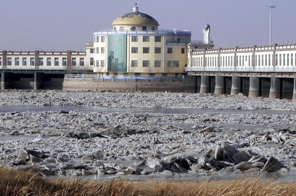 A photo taken on Dec 29, 2010 shows ice on Yellow River at Sanshenggong Water Project, North China&apos;s Inner Mongolia autonomous region. Yellow River has frozen up to 677 kilometers in Inner Mongolia so far. Preventive work has been organised for possible ice damage. [Xinhua] 