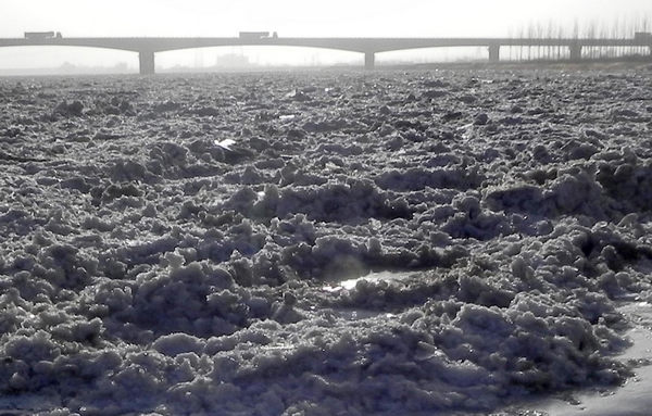 A photo taken on Dec 29, 2010 shows ice on Yellow River at Sanshenggong Water Project, North China&apos;s Inner Mongolia autonomous region. Yellow River has frozen up to 677 kilometers in Inner Mongolia so far. Preventive work has been organised for possible ice damage. [Xinhua] 