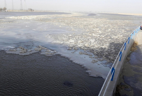 A photo taken on Dec 29, 2010 shows ice on Yellow River at Sanshenggong Water Project, North China&apos;s Inner Mongolia autonomous region. Yellow River has frozen up to 677 kilometers in Inner Mongolia so far. Preventive work has been organised for possible ice damage. [Xinhua] 