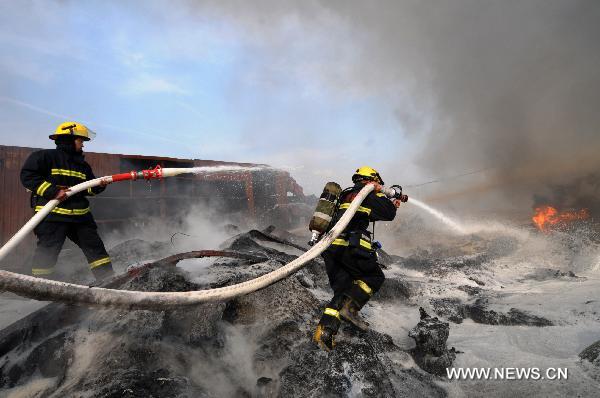 Firefighters work at the burnt Huasheng plastic plant in Jiaxing, east China&apos;s Zhejiang Province, Dec. 29, 2010. Fire broke out in the plastic plant at about 1:00 pm on Wednesday. The fire has been put out, no casualties were reported.[Xinhua] 
