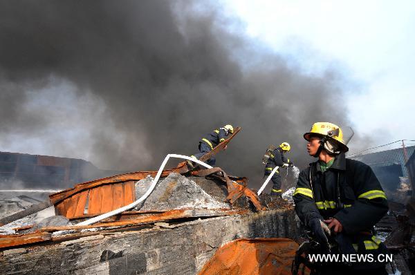 Firefighters work at the burnt Huasheng plastic plant in Jiaxing, east China&apos;s Zhejiang Province, Dec. 29, 2010. Fire broke out in the plastic plant at about 1:00 pm on Wednesday. The fire has been put out, no casualties were reported.[Xinhua]